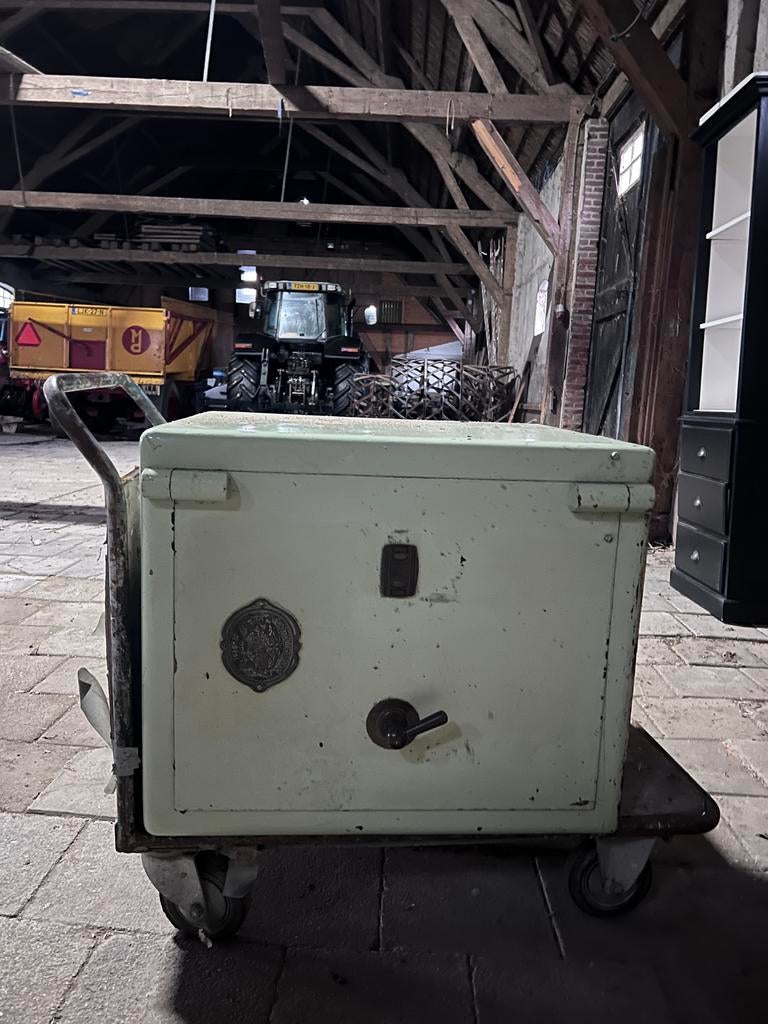 Kluis Lips Dordrecht, Ophalen