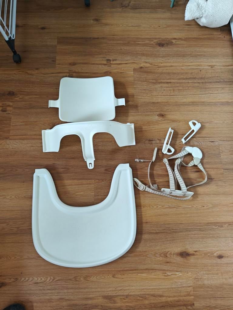 Trip trap baby set (wit) met tafeltje en tuigje, Ophalen, Zo goed als nieuw, Meegroeistoel, Gordel(s)