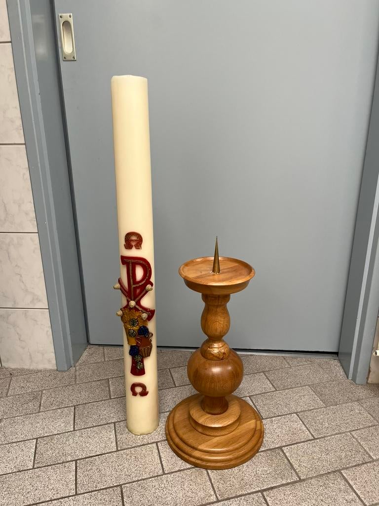 Te koop houten kandelaar met paaskaars, Huis en Inrichting, Ophalen, Gebruikt, Hout