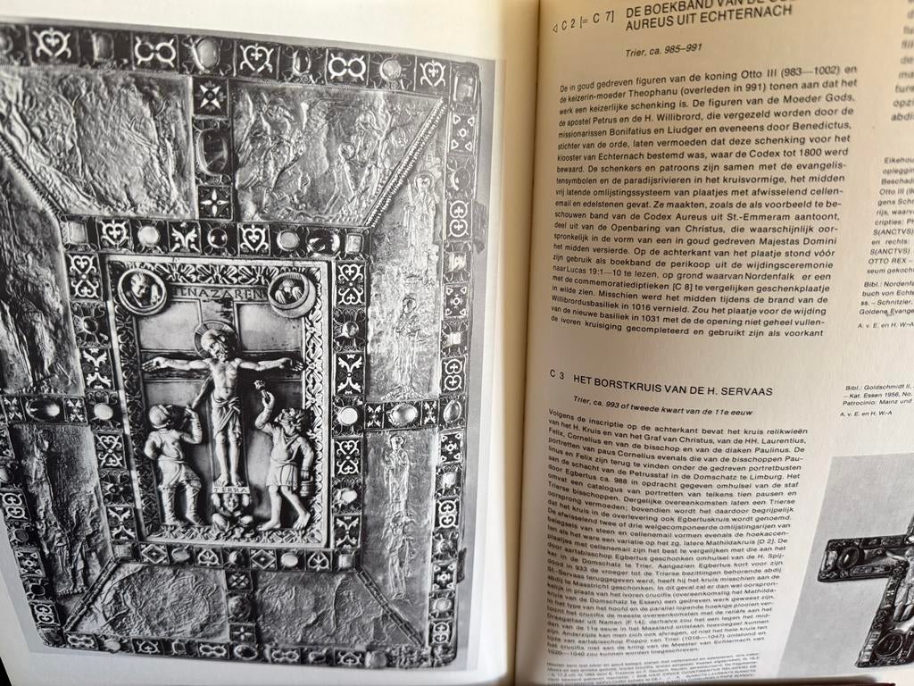 Boek over middeleeuwse kunst en manuscripten, Ophalen of Verzenden, 20e eeuw of later, Gelezen