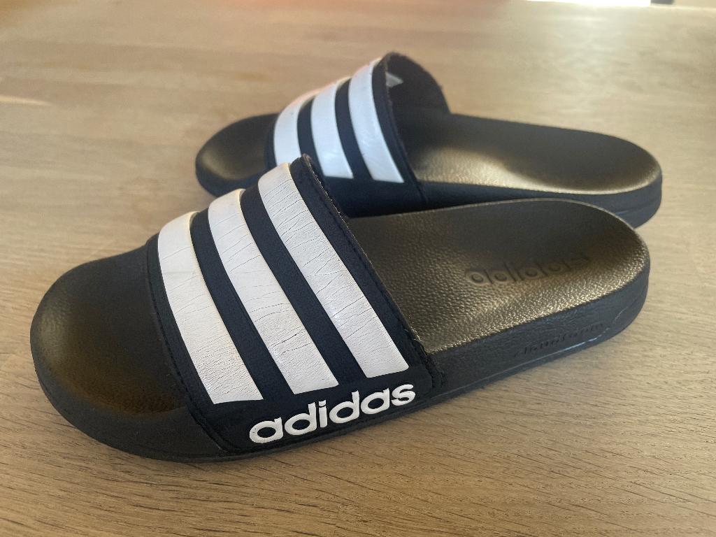 Zwarte (bad)slippers Adidas (maat 37), Adidas, Jongen of Meisje, Overige typen, Ophalen of Verzenden