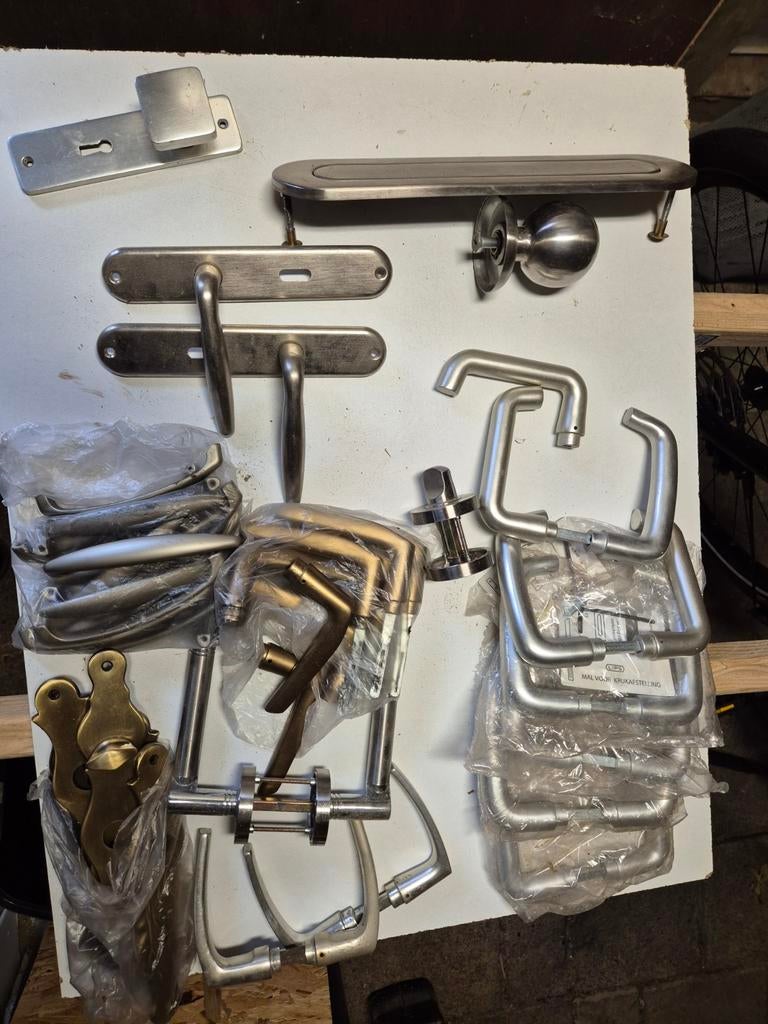 Diverse partij deurbeslag: klinken,brievenbus,knop., Doe-het-zelf en Verbouw, Hang- en Sluitwerk, Ophalen of Verzenden, Gebruikt