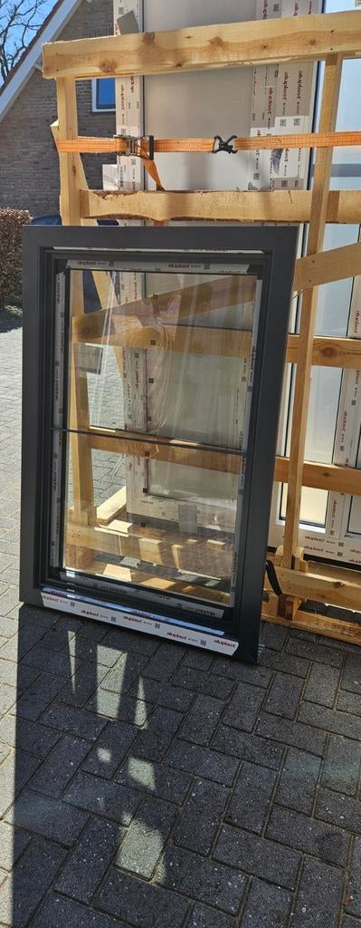 Antraciet kunststof kozijn met dubbelglas, Doe-het-zelf en Verbouw, Glas en Ramen, Ophalen of Verzenden, Gevelraam of Ruit, Dubbelglas