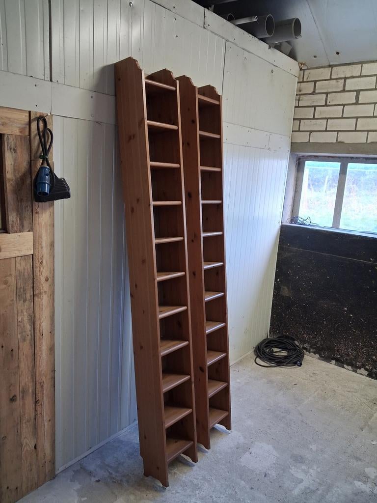 Twee smalle houten boekenkasten, Ophalen, 25 tot 50 cm, Minder dan 50 cm, 150 tot 200 cm