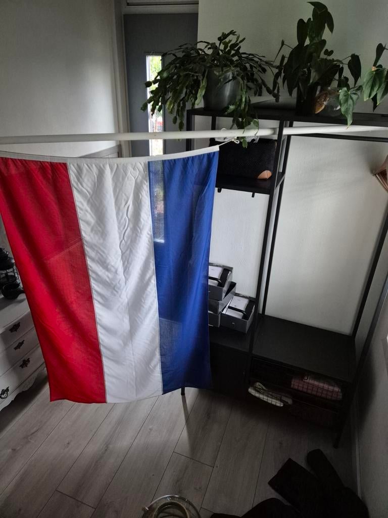 Nederlandse vlag met vlaggenstok, Ophalen