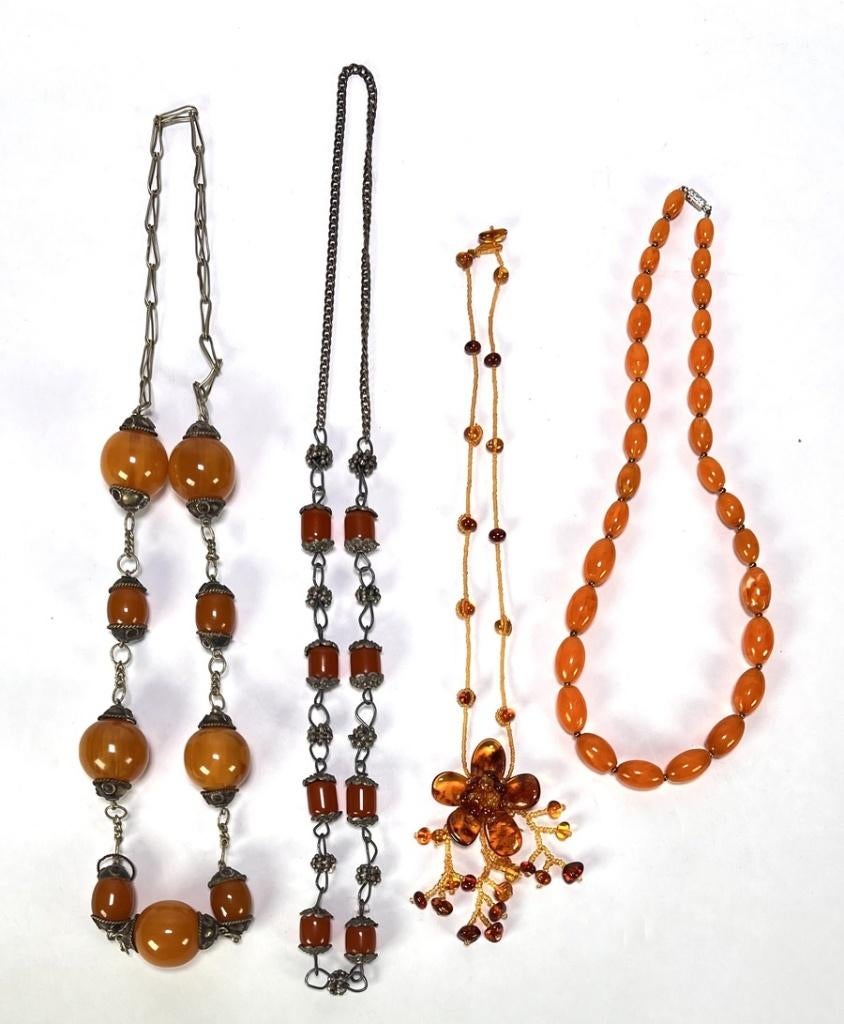 1320. Barnsteen en kunststof kettingen, 20e eeuw, Ophalen of Verzenden
