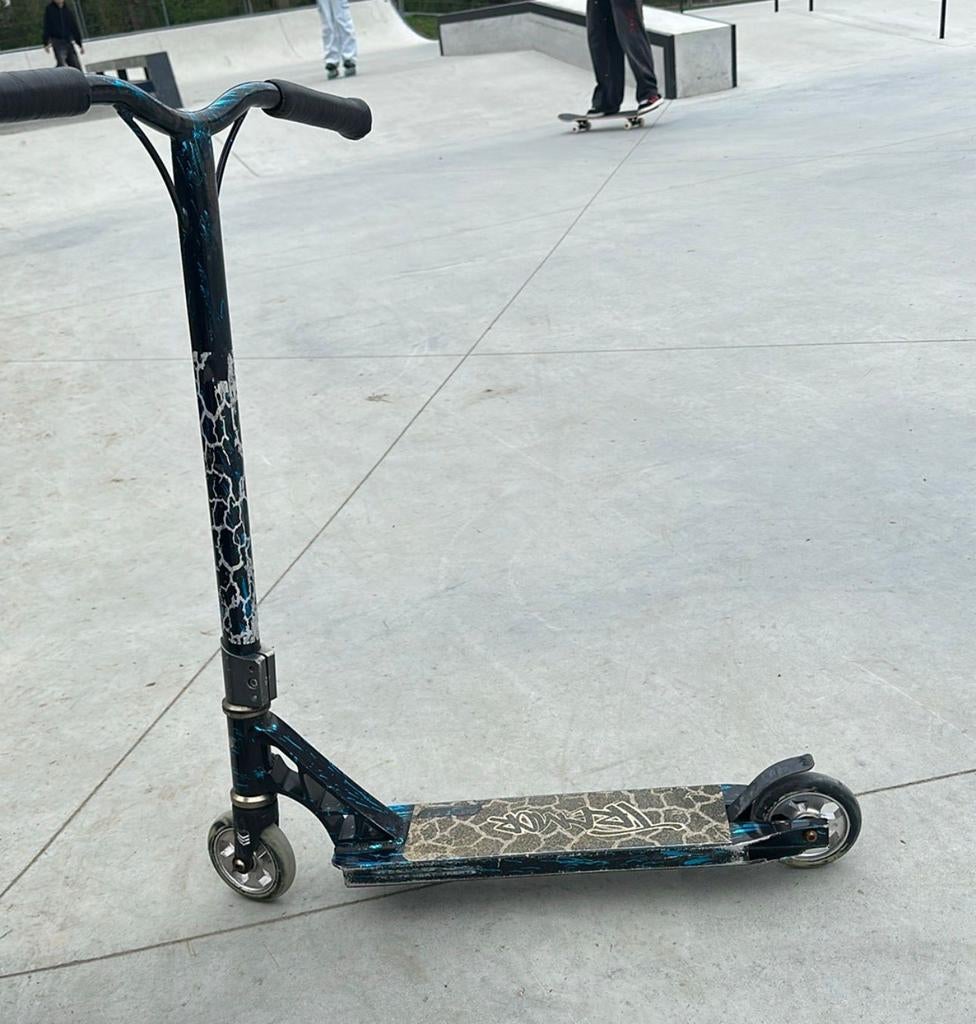 Stuntstep met blauw-zwart patroon, Ophalen of Verzenden, Gebruikt, Gewone step, GRIT