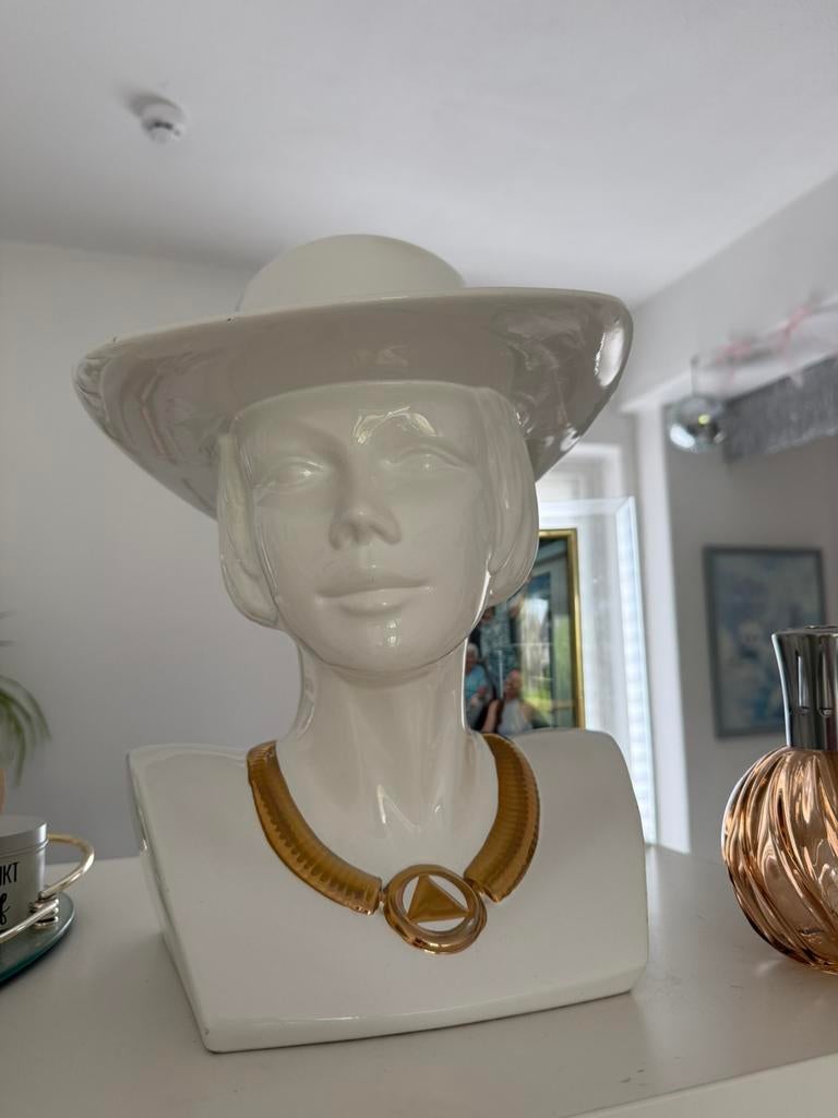 Vintage borstbeeld vrouw met hoed, Huis en Inrichting, Woonaccessoires | Zuilen en Pilaren, Ophalen, Zo goed als nieuw