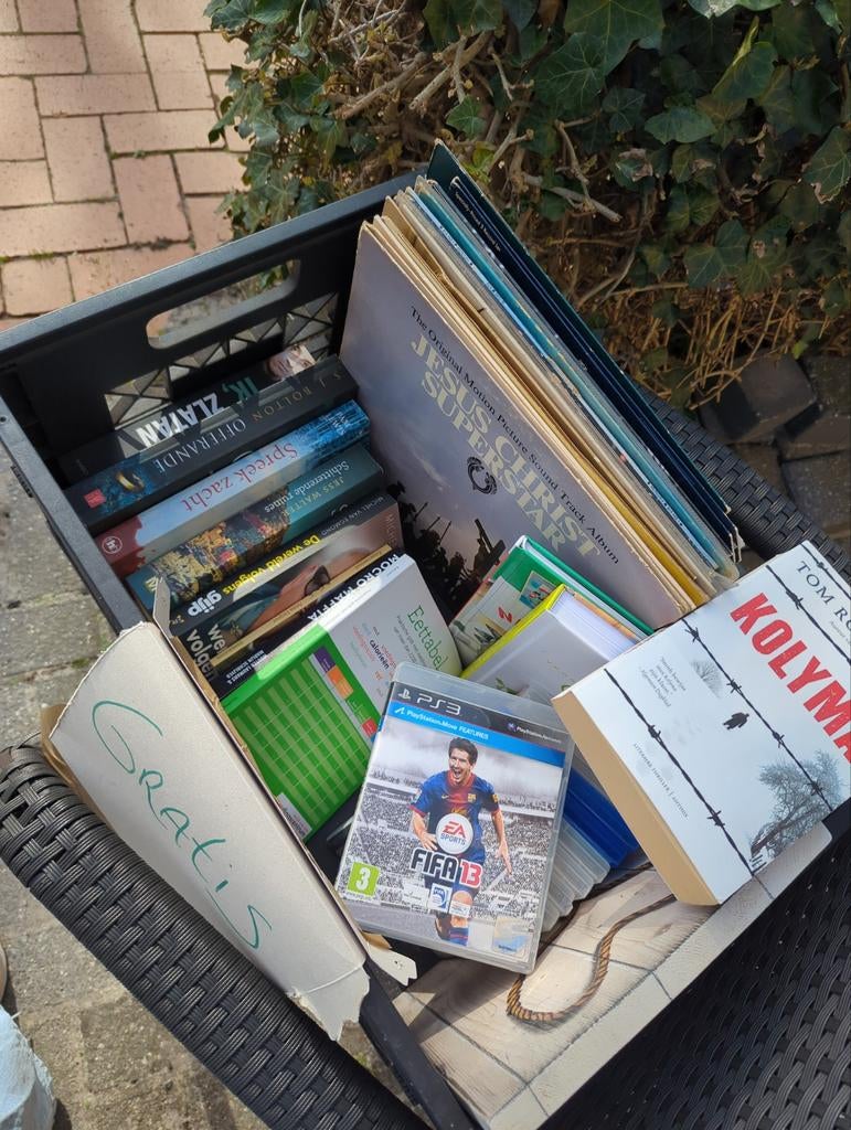 Doosje rommelmarkt spullen, Ophalen