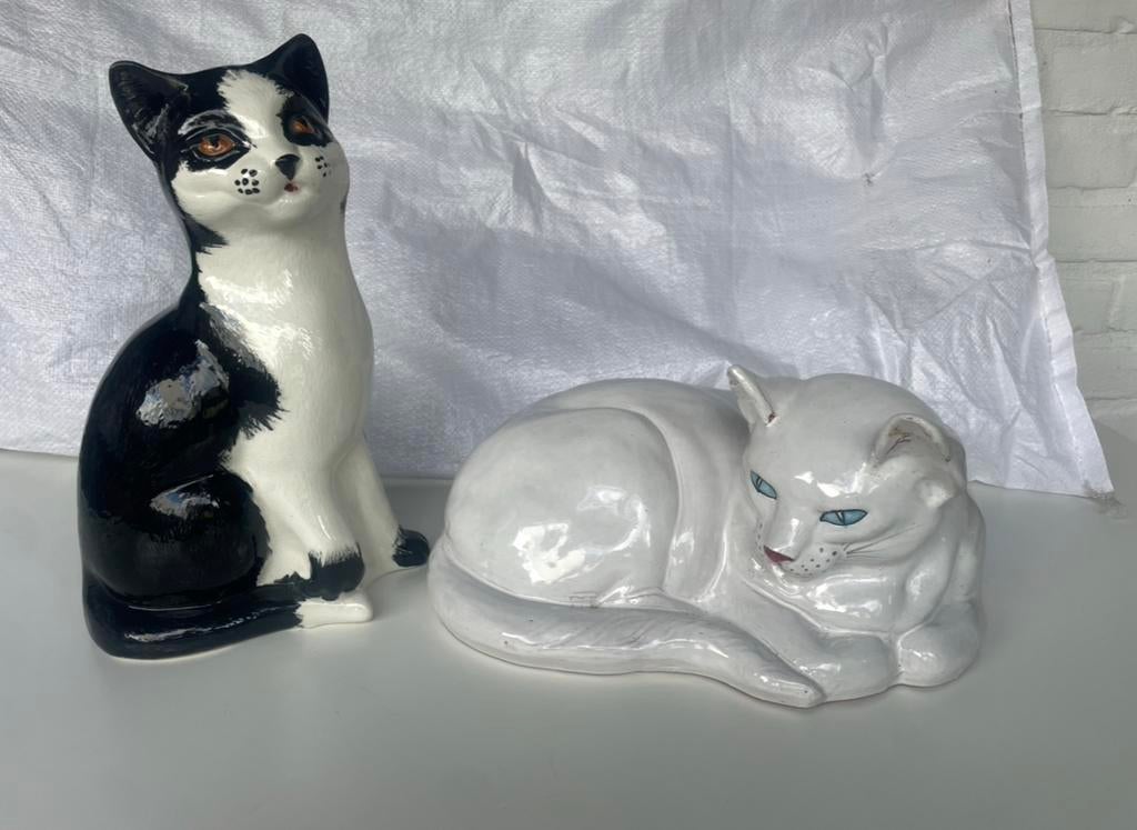 Set van 2 Katten Beeldjes: Zwart-wit en Wit Keramiek, Verzamelen, Beelden en Beeldjes, Ophalen, Zo goed als nieuw, Dier