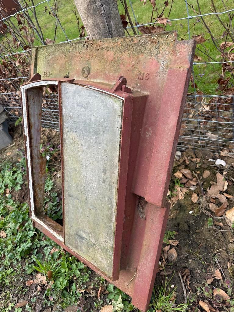 Oud gietijzeren dak luiken met glas, Ophalen