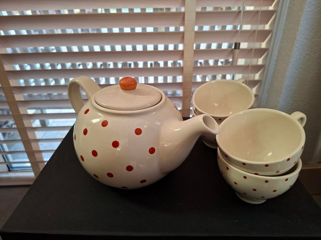 Theepot met stippen en 4 bijpassende kopjes, Ophalen