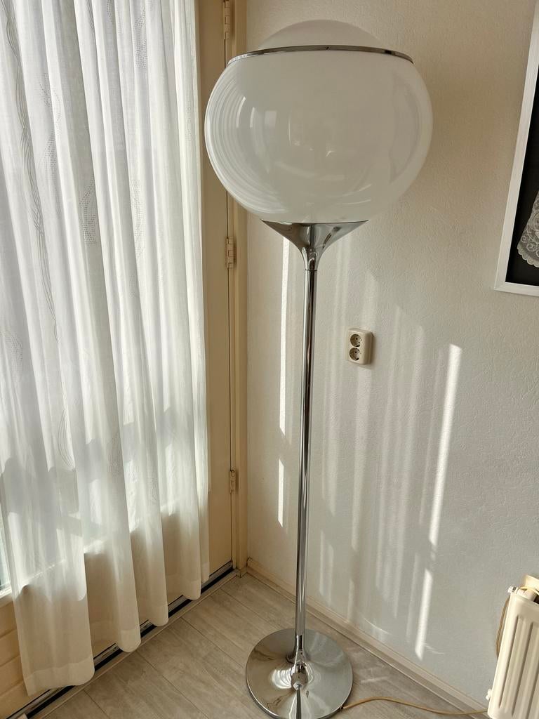 Vintage Vloerlamp Bol Chroom en Wit Glas, Ophalen, Zo goed als nieuw, Glas, 150 tot 200 cm