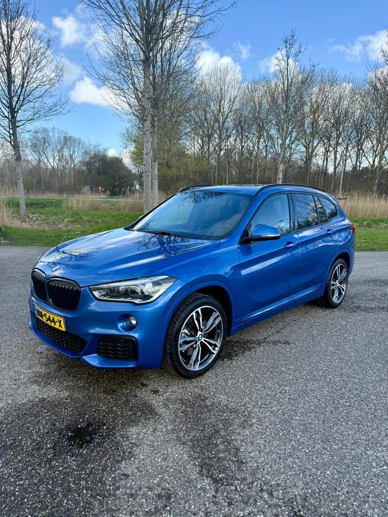 BMW X1 Sdrive20i 192pk Aut 2017 M-pakket, 1998 cc, 1800 kg, Zwart, Blauw
