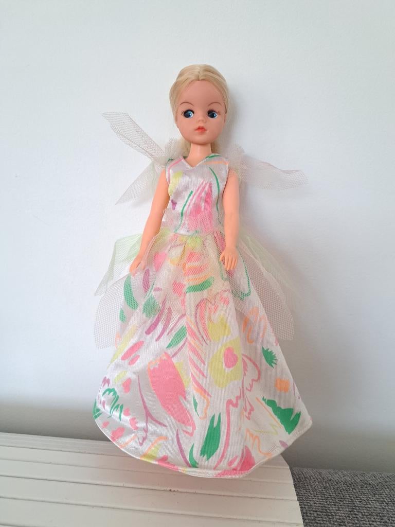 Fleurige jurk voor sindy barbie fleur excl pop, Verzamelen, Poppen, Gebruikt, Kleertjes, Ophalen of Verzenden