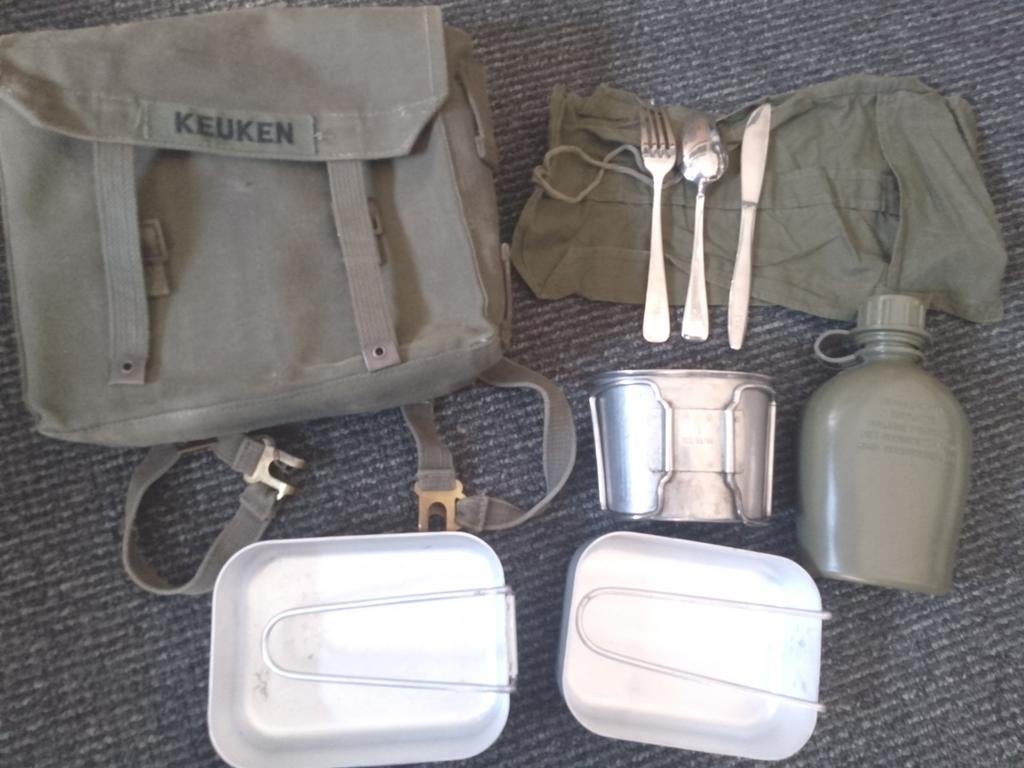 LEGER PUKKEL gevuld met veldfles, eetgerei en KOOKSET, Ophalen of Verzenden, Overige soorten, Overige gebieden, Overige typen