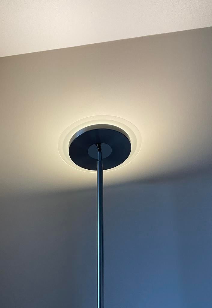 Moderne staande verstelbare lamp (uplighter met dimbaar LED), Huis en Inrichting, Lampen | Vloerlampen, Ophalen, Zo goed als nieuw