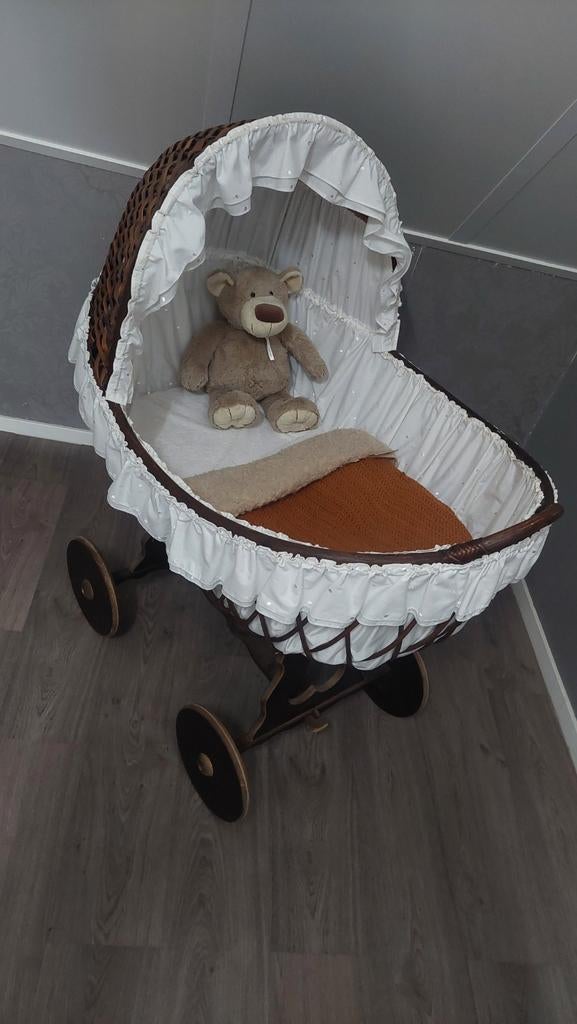 Witte rieten wieg met onderstel, Kinderen en Baby's, Babywiegjes en Ledikanten, Ophalen, Wieg
