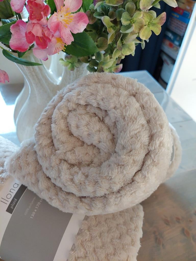 Kadotip : NIEUW zandkleurig plaid, Huis en Inrichting, Woonaccessoires | Plaids en Woondekens, Ophalen of Verzenden, Nieuw