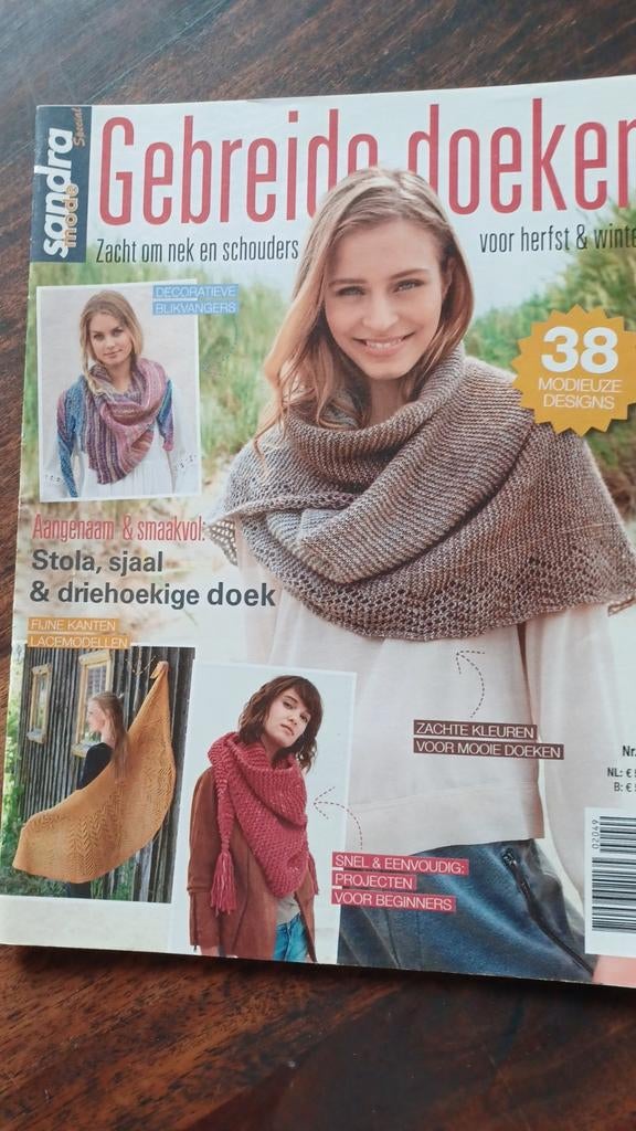 Sandra, gebreide doeken, omslagdoeken breien, Ophalen of Verzenden, Zo goed als nieuw, Breien, Patroon of Boek