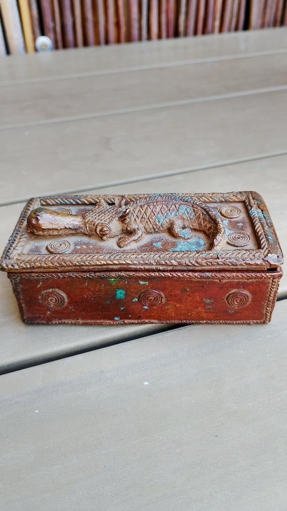 Antieke Afrikaans bronzen goud stof kistje met een krokodil, Antiek en Kunst, Ophalen