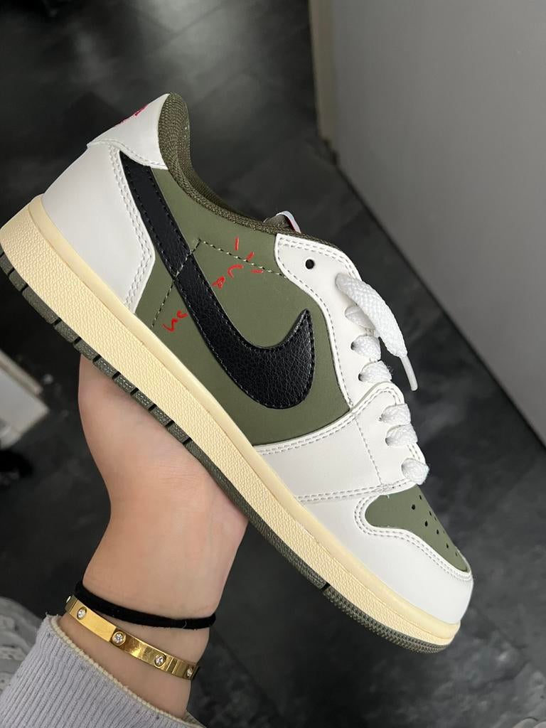 Travis Scott Nike Dunk Low Medium Olive, Kleding | Heren, Schoenen, Zo goed als nieuw, Sneakers of Gympen, Overige kleuren, Ophalen of Verzenden