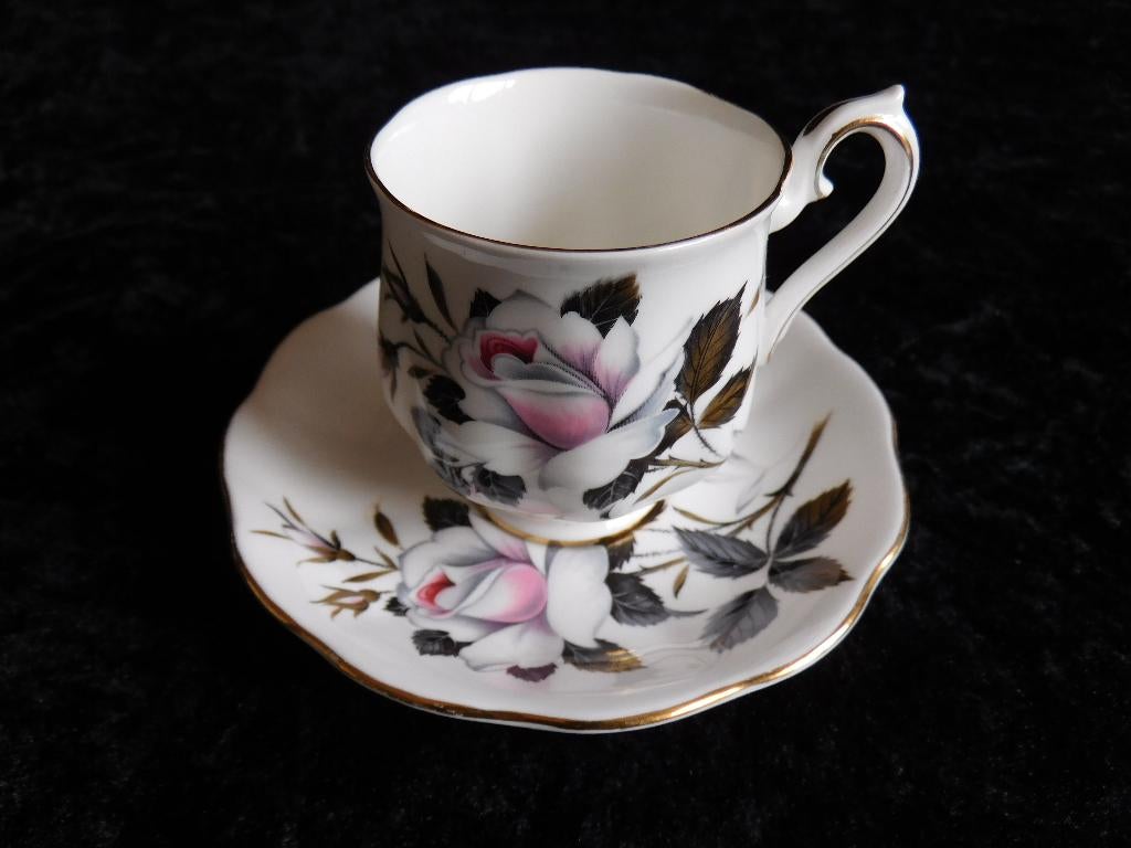 Royal Albert kop en schotel Queens Messenger, dameskopje, hg, Gebruikt, Ophalen of Verzenden, Overige stijlen, Kop(pen) en/of Schotel(s)