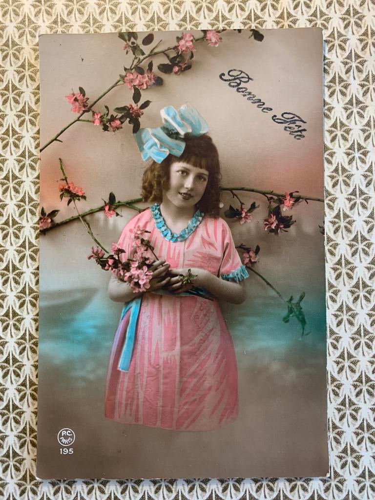 1920 Meisje met blauwe strik en roze jurk (ME), Ophalen of Verzenden, 1920 tot 1940, Gelopen, Kinderen