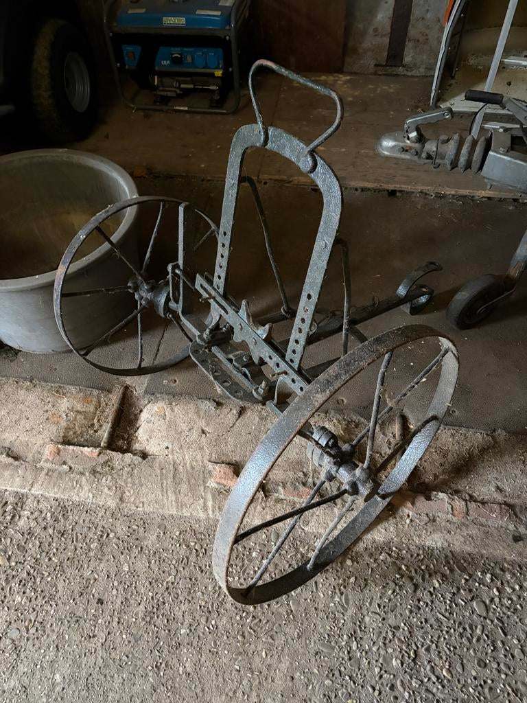 Diverse oude agrarische werktuigen, Ophalen