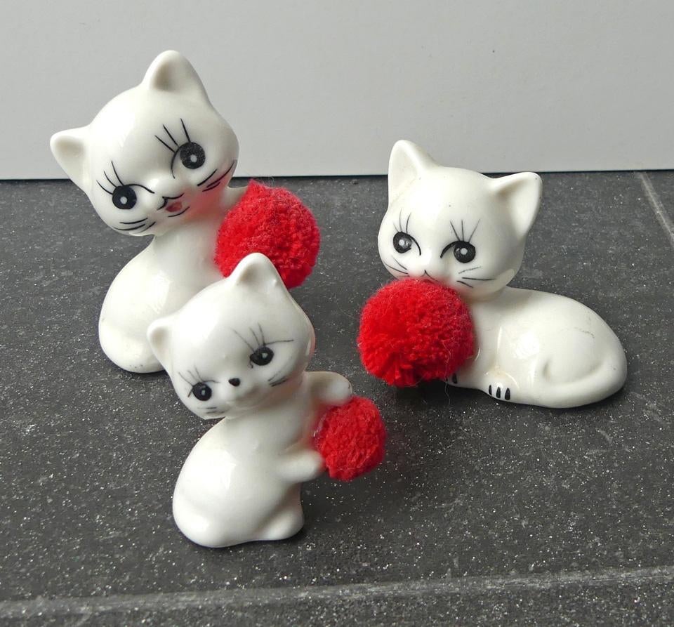 Vintage poezenbeeldjes witte poesjes met rode pompons, Verzamelen, Ophalen of Verzenden, Gebruikt, Dier