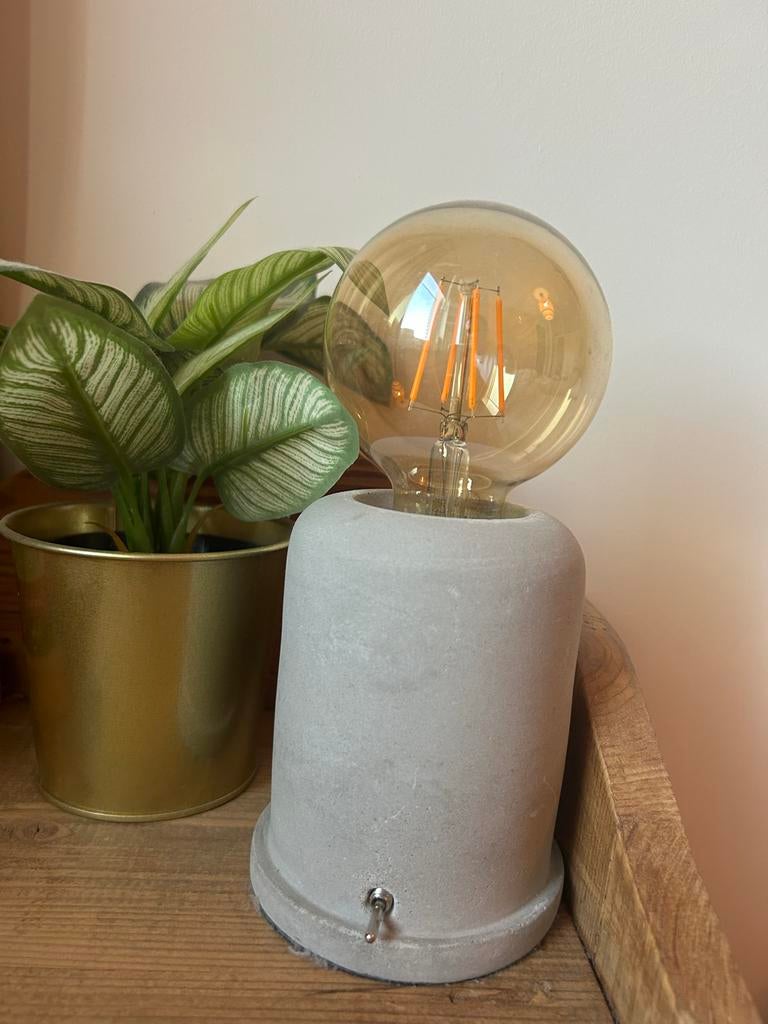 Betonnen tafellampje van Kwantum met lamp, Ophalen, Gebruikt, Overige materialen, Minder dan 50 cm
