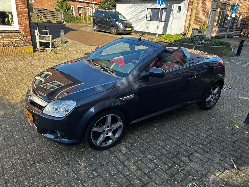 Uniek: 24.400km Opel Tigra Twin Top Cabrio met Airco, Voorwielaandrijving, 4 cilinders, Cabriolet, 49 €/maand