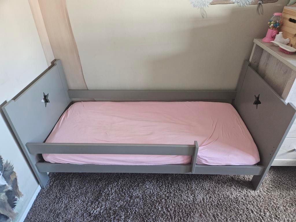 Peuterbed Petit Amie grijs met sterren, Ophalen, 140 tot 160 cm, 70 tot 85 cm, Matras