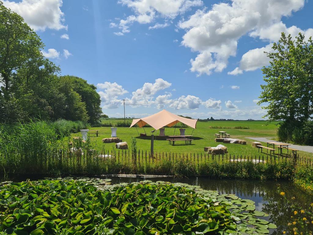 Stretchtent / partytent te huur incl. gratis statafels, Hobby en Vrije tijd, Feestartikelen | Verhuur, Ophalen of Verzenden, Geboorte of Huwelijk