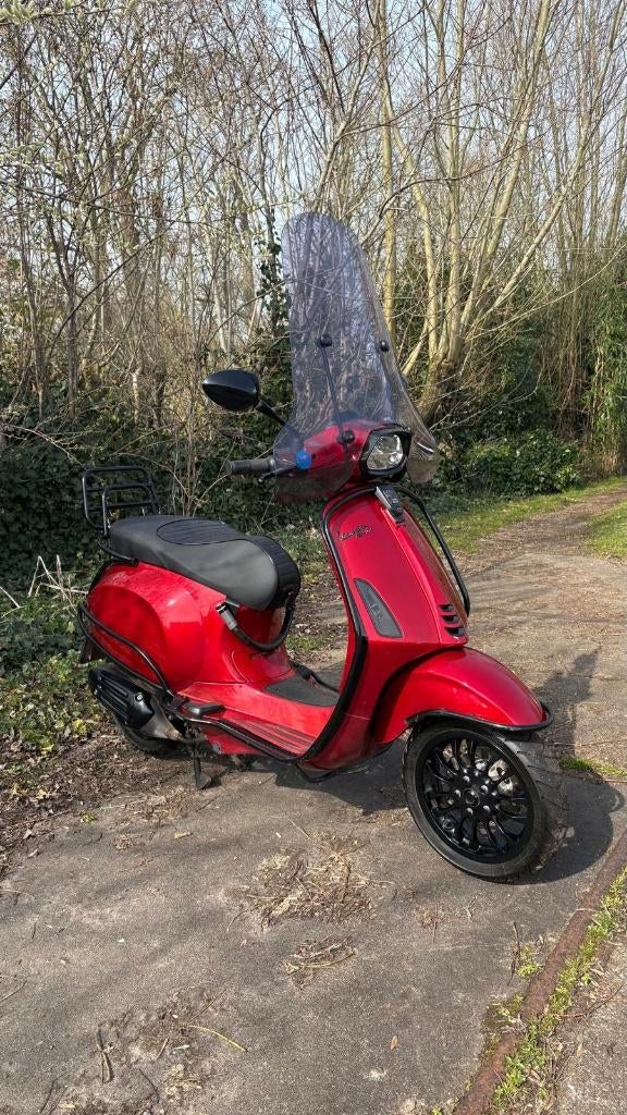 Rode Vespa sprint  + 2 Beon helmen, Fietsen en Brommers, Scooters | Vespa, Zo goed als nieuw, Vespa S, Maximaal 45 km/u, Benzine