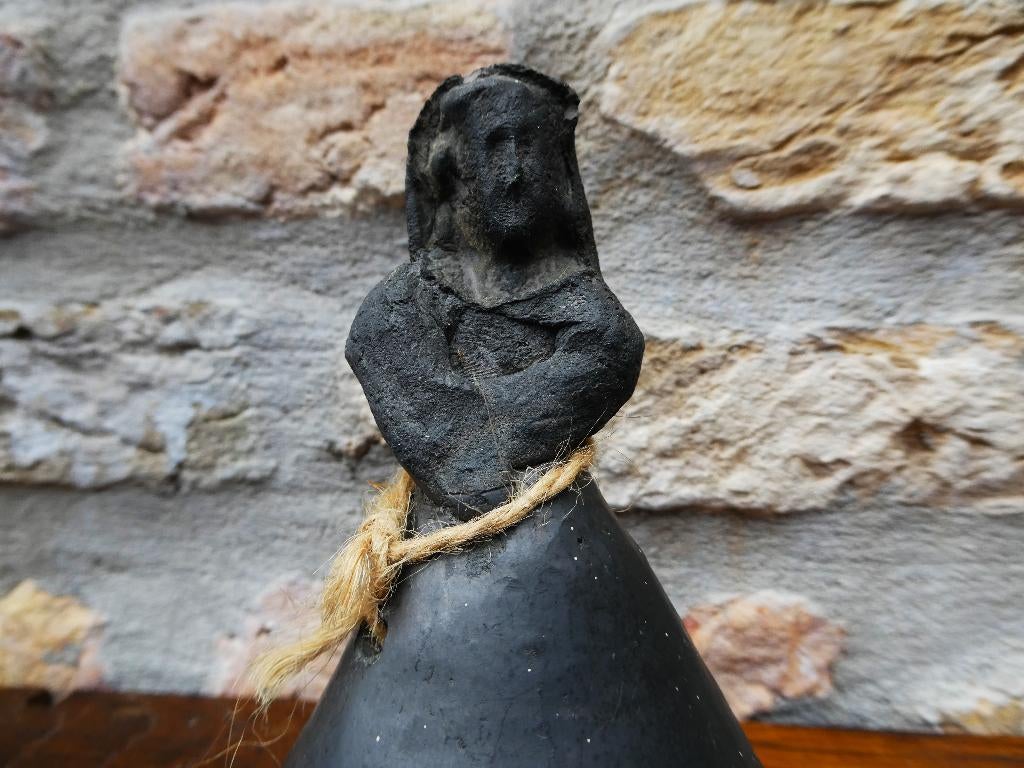 Handbel bel tafelbel vrouw met hoepelrok Barro Negro klei, Ophalen of Verzenden