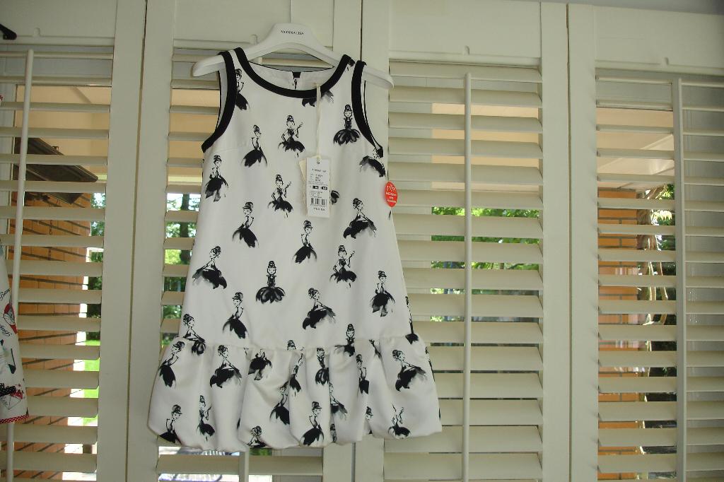 Monnalisa chic jurk wit met zwarte opdruk maat 140 nieuw!, Kinderen en Baby's, Meisje, Nieuw, Ophalen of Verzenden, Jurk of Rok