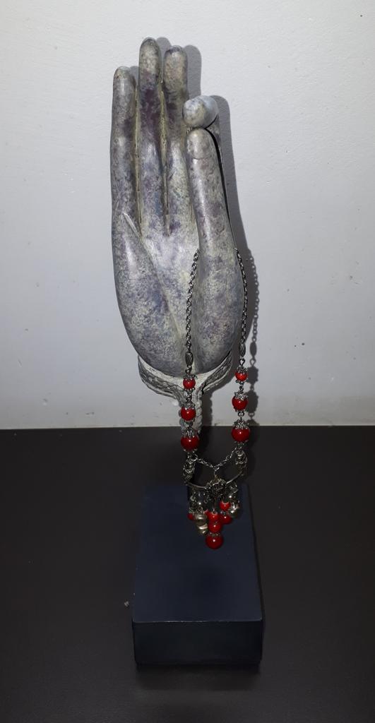 Ketting op standaard mudra boeddha decoratie, Huis en Inrichting, Ophalen of Verzenden, Zo goed als nieuw