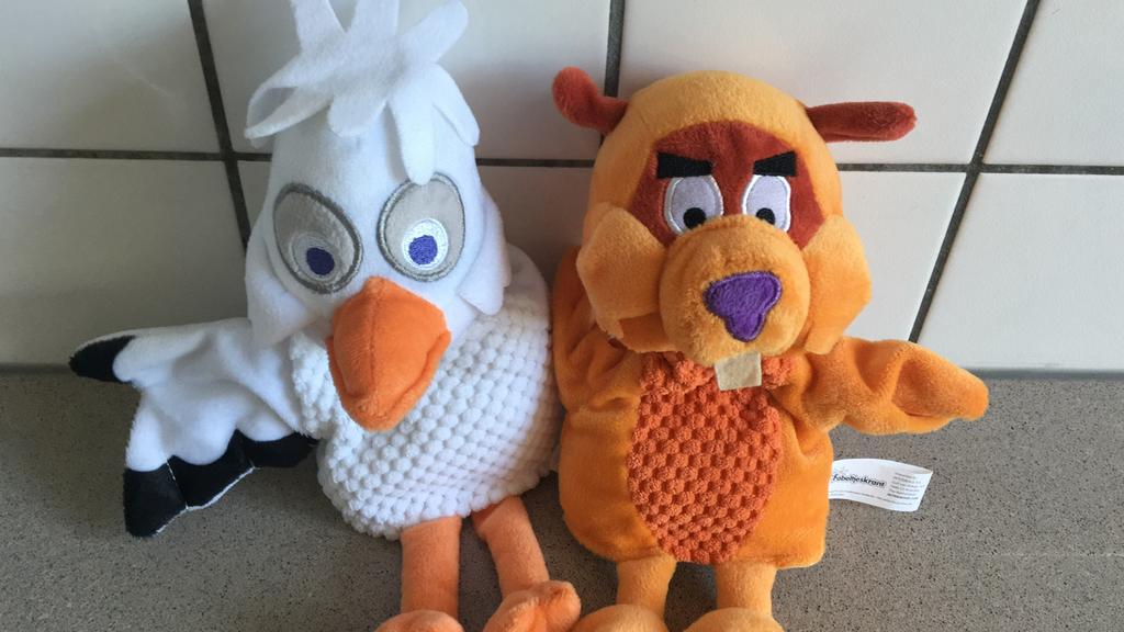 Fabeltjeskrant boekje en 2 x handpop pluche ooievaar hamster, Ophalen of Verzenden, Zo goed als nieuw, Overige typen