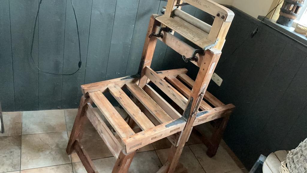 Antieke wasbok met wringer, Ophalen