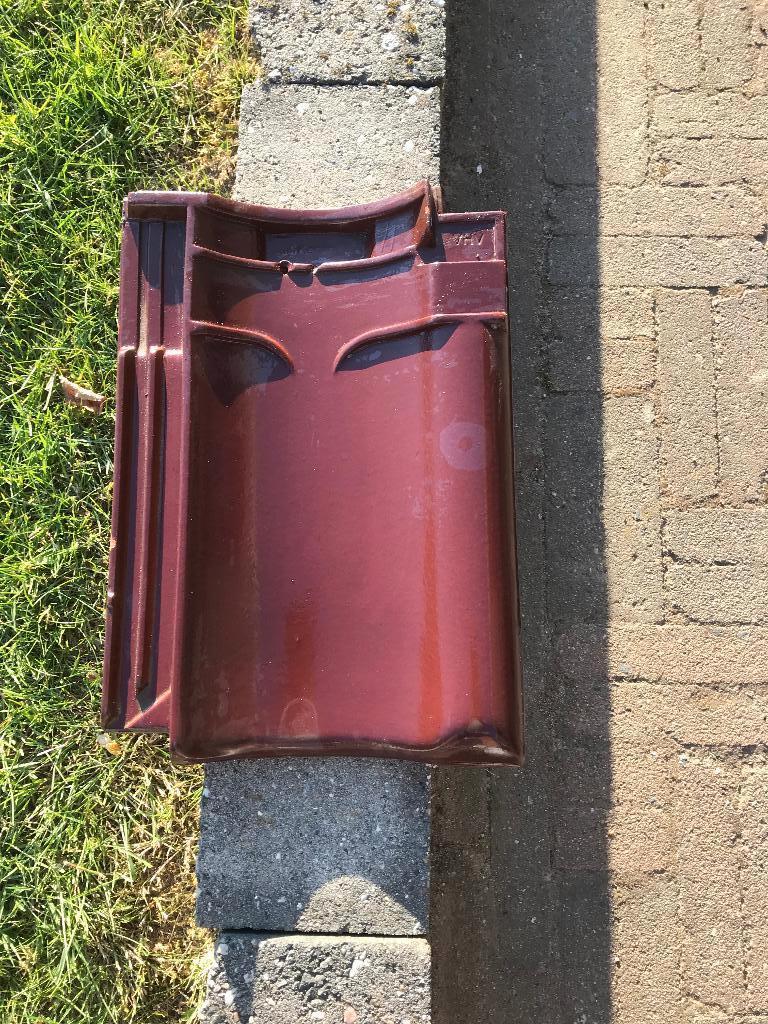 dakpannen merk KORAMIC NARVIK kleur wijnrood, Ophalen, Zo goed als nieuw, 15 m² of meer, Dakpannen