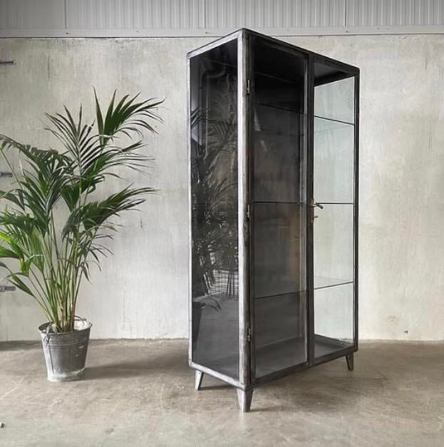 Oude medicijnkast, vintage vitrine, vitrinekast, kast, Antiek en Kunst, Ophalen