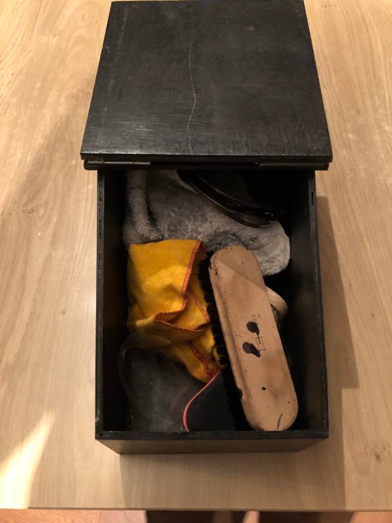 Schoenpoetsdoos met inhoud, Ophalen