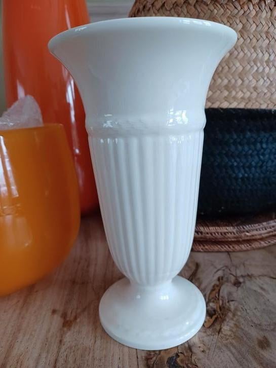 Wedgwood vaas, Overige kleuren, Aardewerk of Porselein, Ophalen of Verzenden, Zo goed als nieuw
