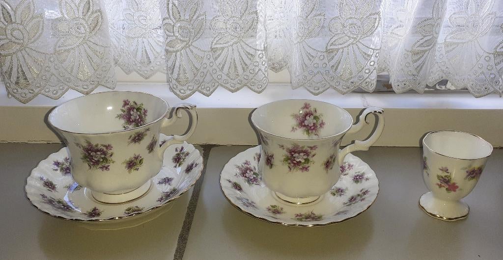 Royal albert kop en schotel set en eierdopje, Ophalen of Verzenden, Zo goed als nieuw, Overige stijlen, Kop(pen) en/of Schotel(s)