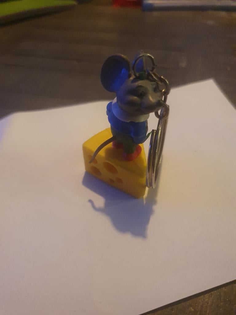 Te koop mooie oude sleutelhanger muis op kaas, Ophalen of Verzenden, Zo goed als nieuw