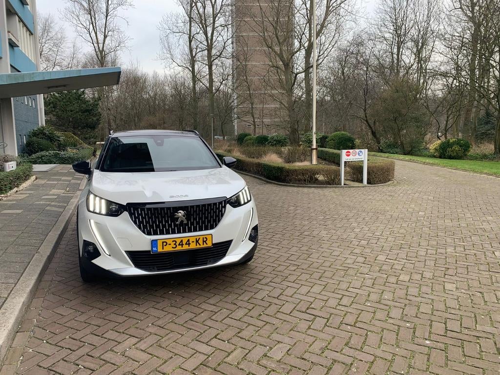 Peugeot 2008 1.2 Puretech GT 130pk Eat8 2020 Wit, Auto's, 1199 cc, Wit, 1200 kg, 1180 kg