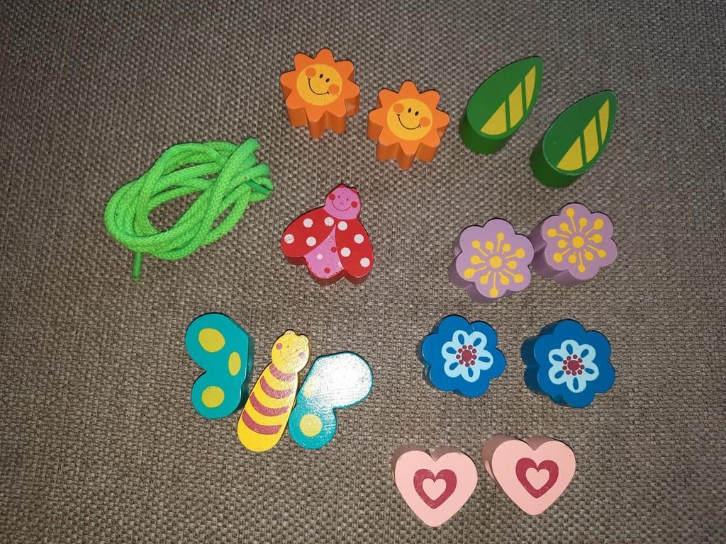 Houten ketting met grote kralen en met koort, Kinderen en Baby's, Speelgoed | Educatief en Creatief, Ophalen of Verzenden, Zo goed als nieuw