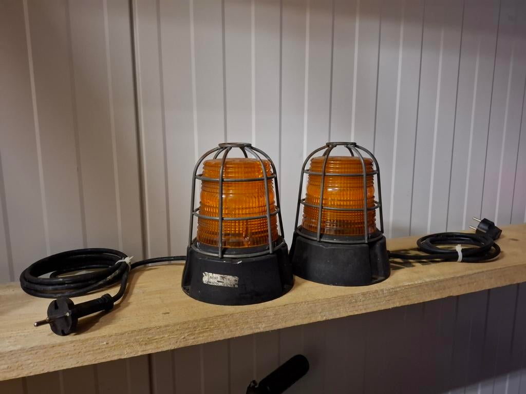 2x Oranje zwaailampen met kooi, 230V, Ophalen of Verzenden, Gebruikt, Minder dan 50 watt, Lamp met armatuur