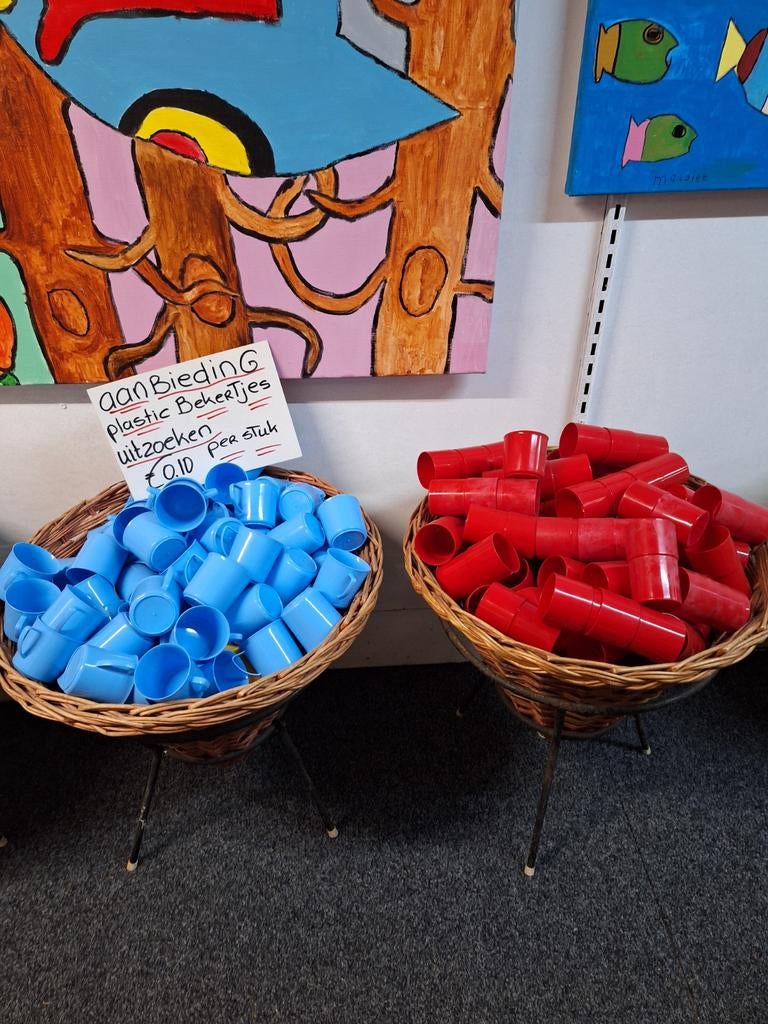 Plastic bekers rood of blauw €0,10 per stuk, Ophalen, Nieuw, Overige stijlen
